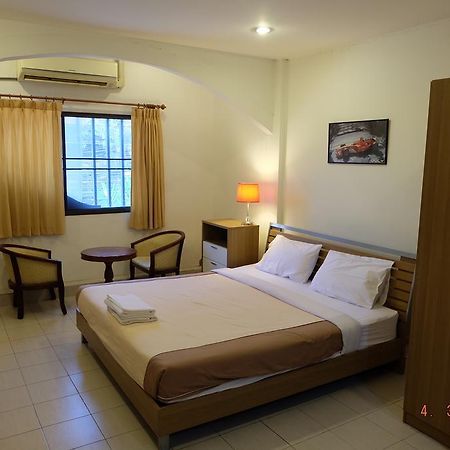 Piccolo Restaurant And Guest House Pattaya Exteriör bild