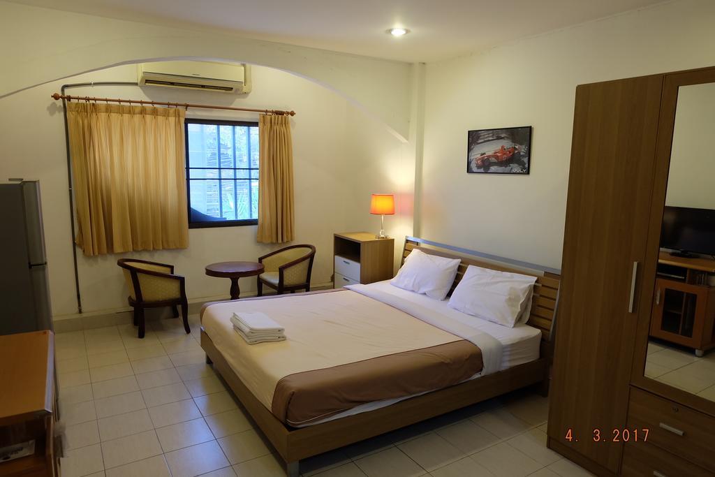 Piccolo Restaurant And Guest House Pattaya Exteriör bild